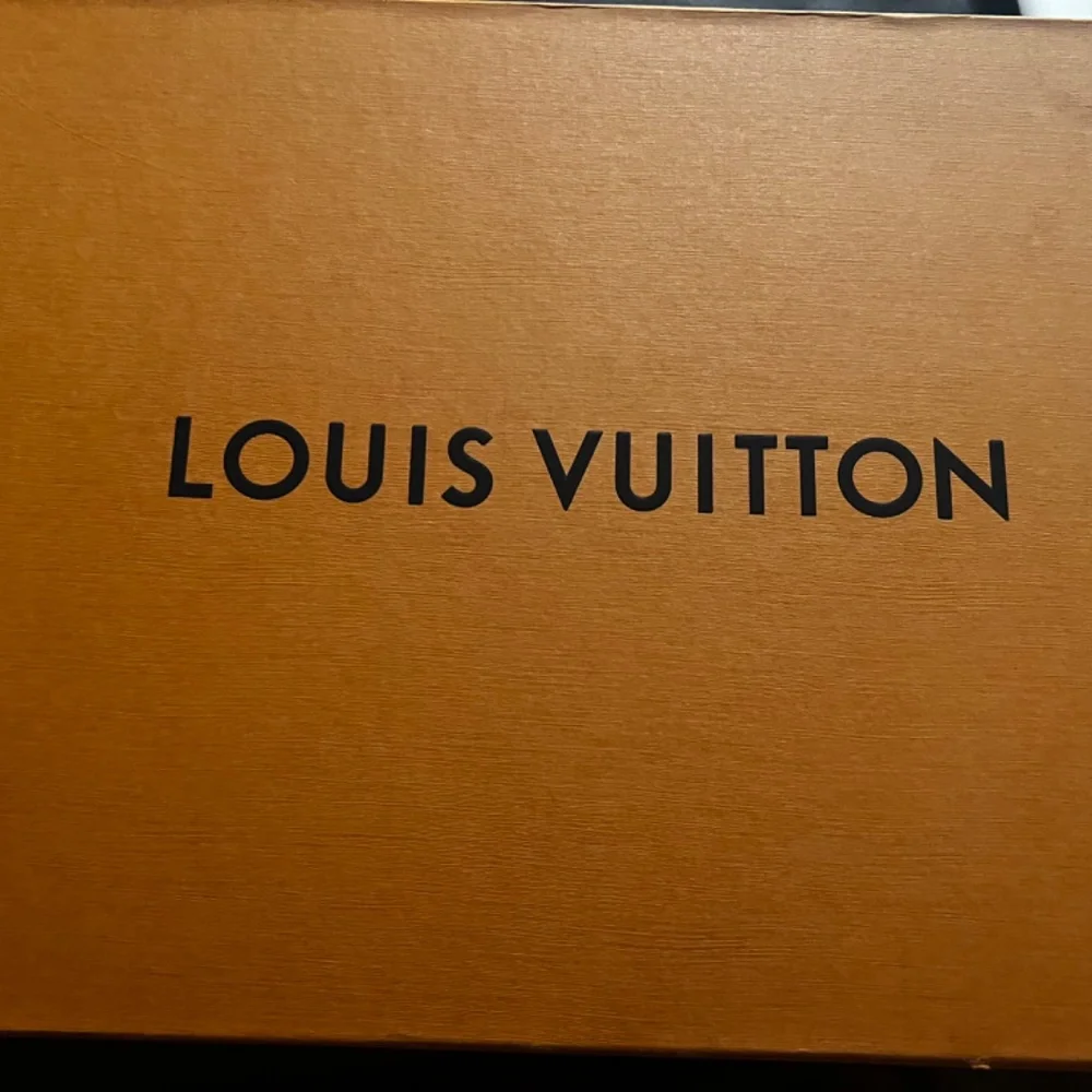 Louis Vuitton - Picture 2 of 2